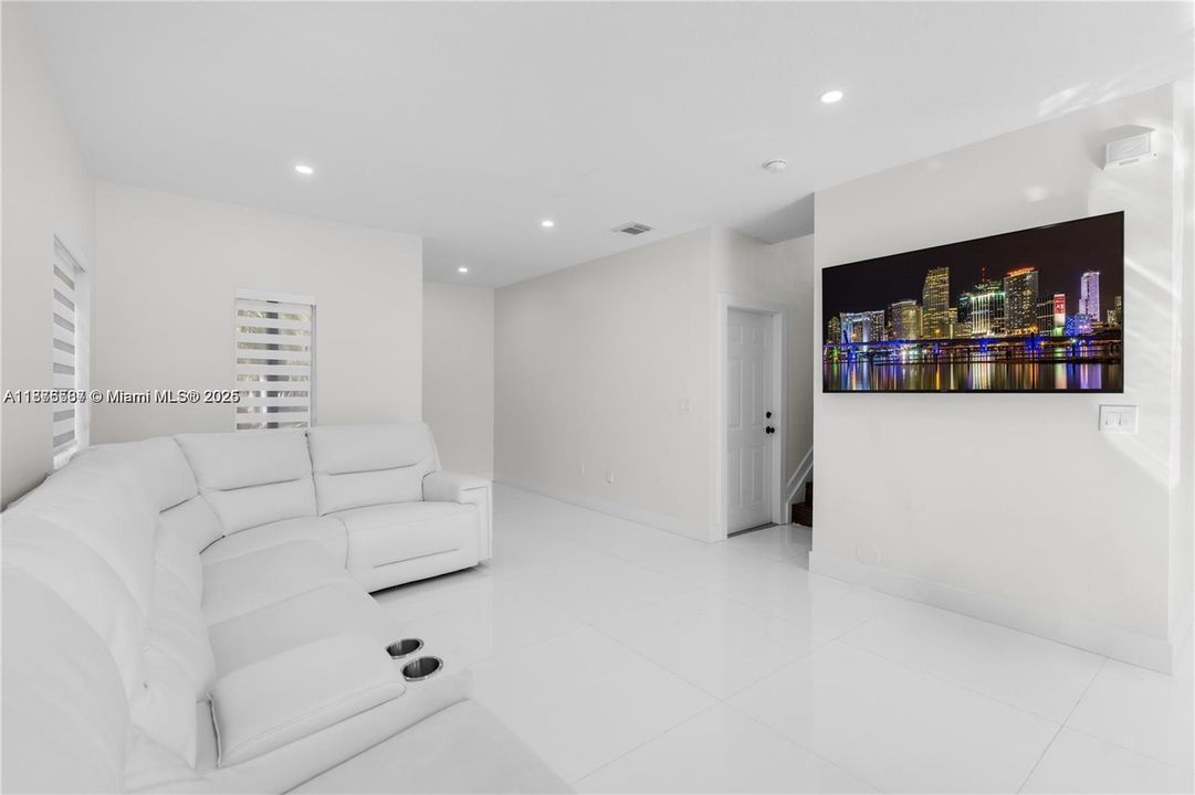 合同活跃: $2,500 (3 贝兹, 2 浴室, 1507 平方英尺)