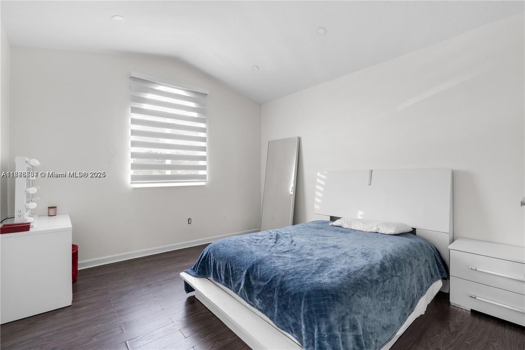 合同活跃: $2,500 (3 贝兹, 2 浴室, 1507 平方英尺)