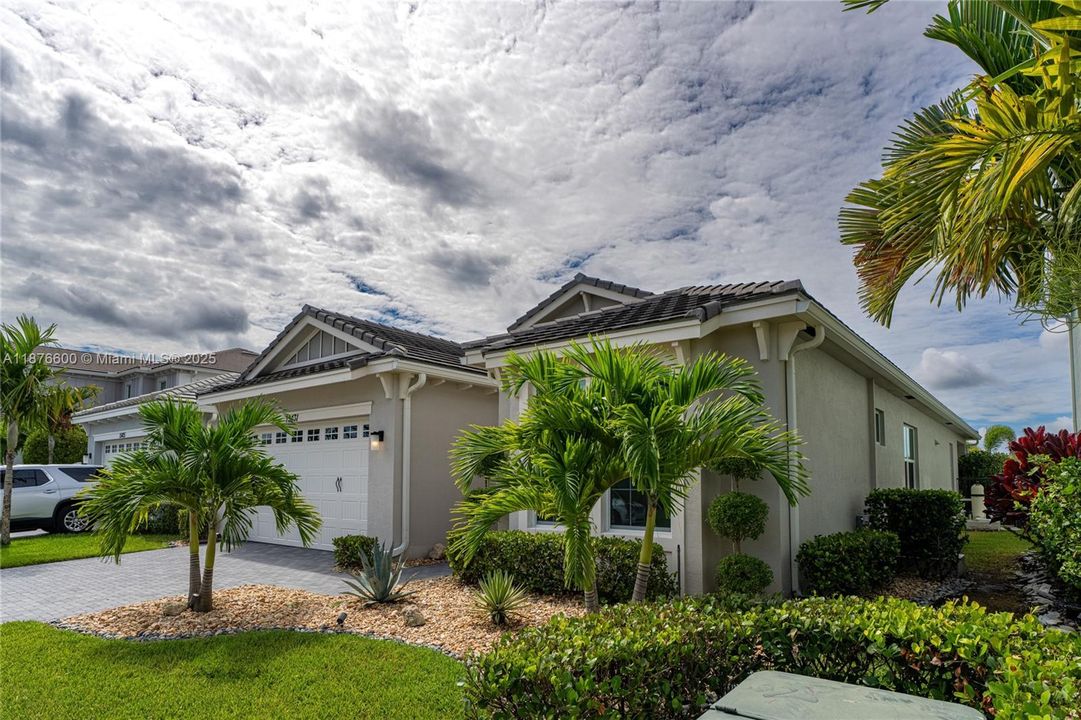 合同活跃: $645,000 (3 贝兹, 2 浴室, 1920 平方英尺)