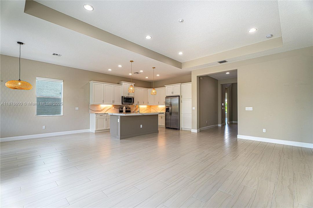 合同活跃: $645,000 (3 贝兹, 2 浴室, 1920 平方英尺)