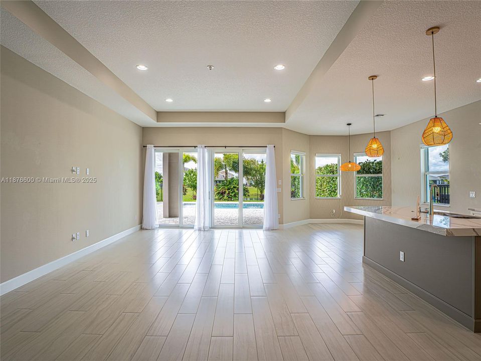 合同活跃: $645,000 (3 贝兹, 2 浴室, 1920 平方英尺)