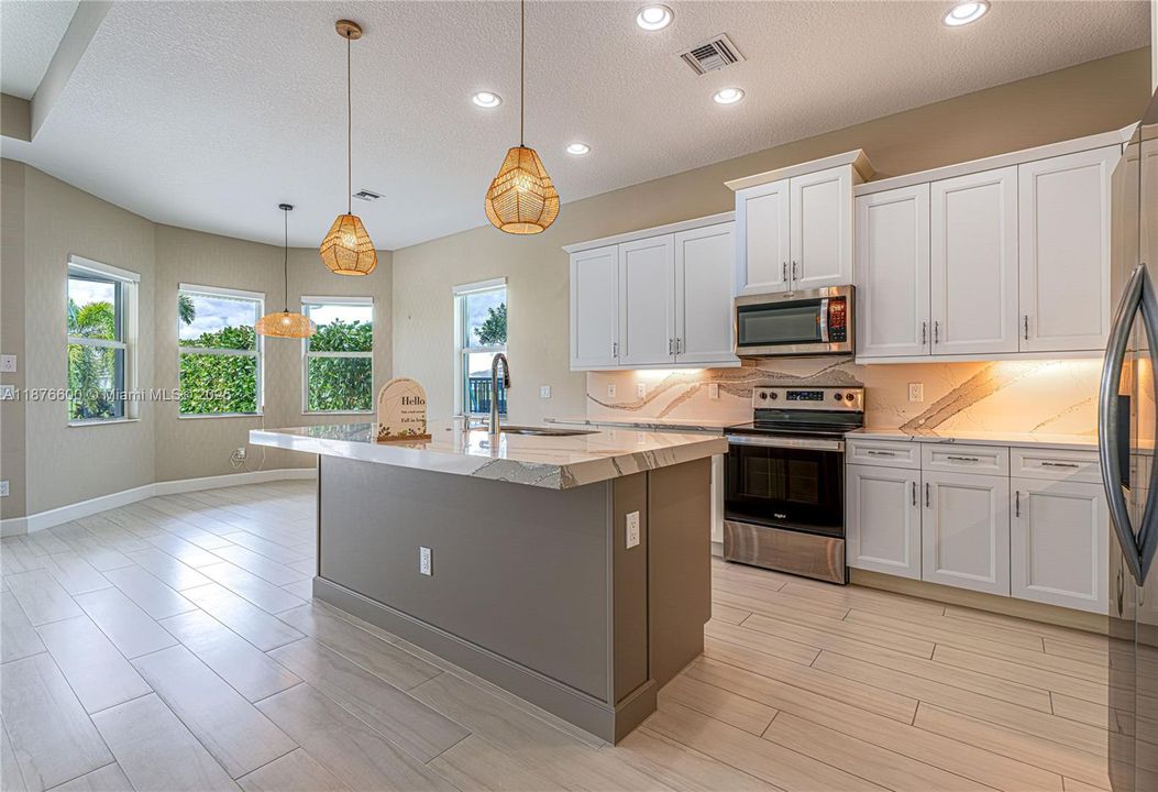 合同活跃: $645,000 (3 贝兹, 2 浴室, 1920 平方英尺)