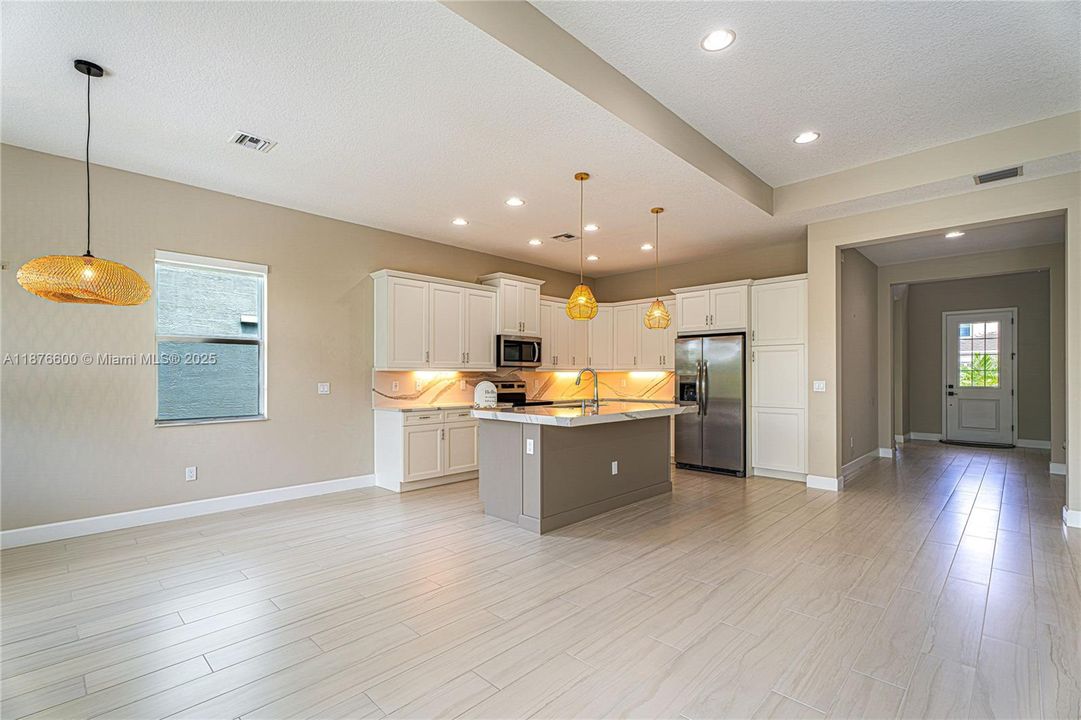 合同活跃: $645,000 (3 贝兹, 2 浴室, 1920 平方英尺)