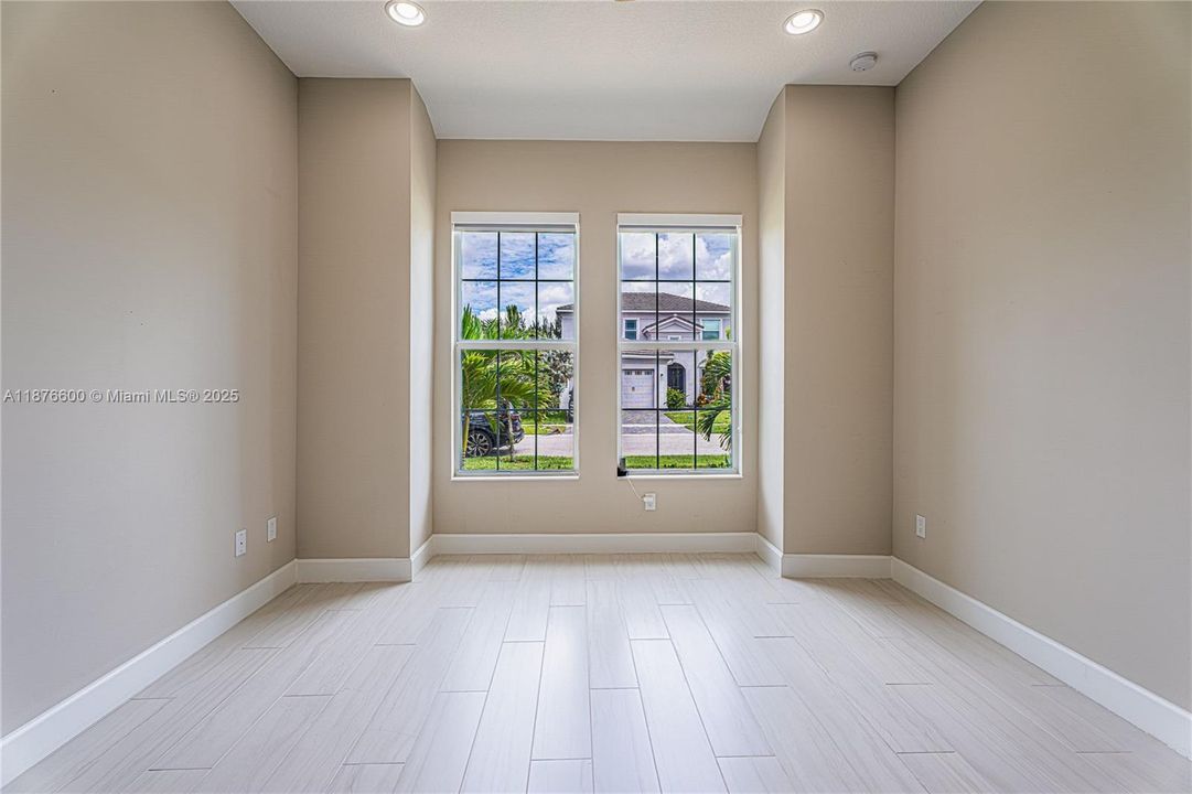 合同活跃: $645,000 (3 贝兹, 2 浴室, 1920 平方英尺)