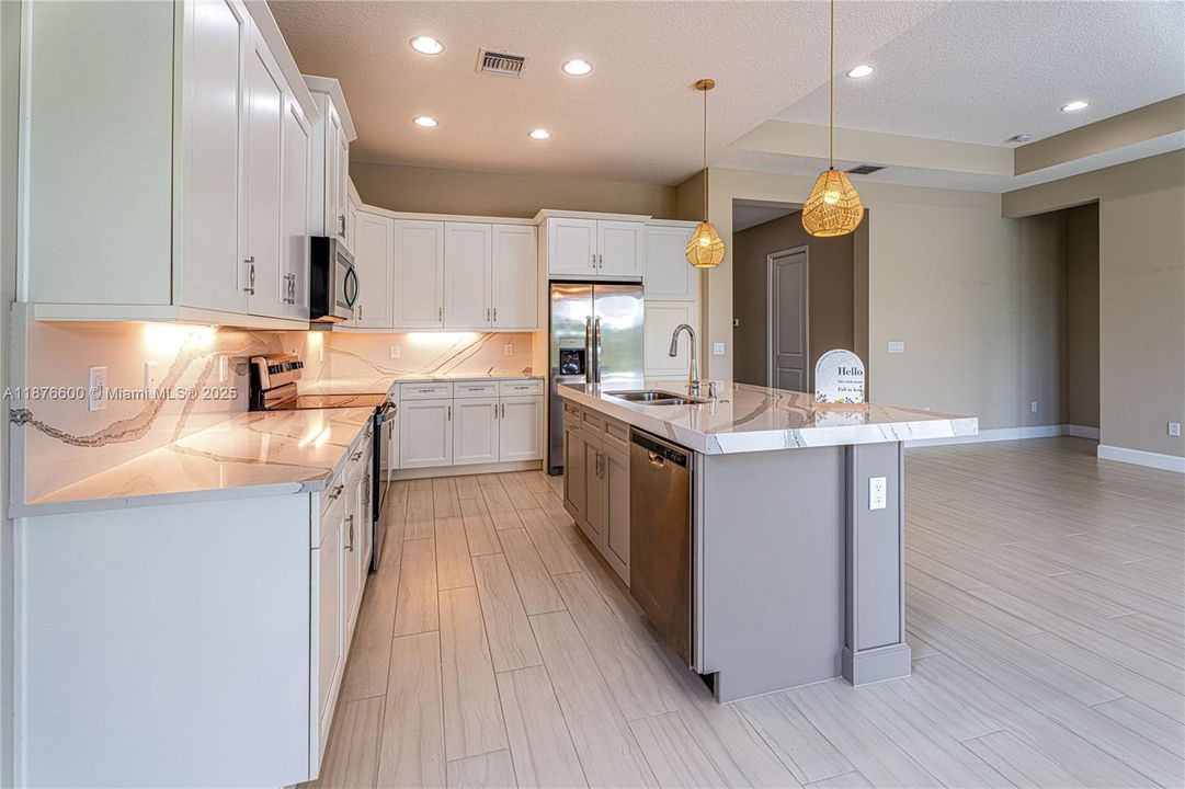 合同活跃: $645,000 (3 贝兹, 2 浴室, 1920 平方英尺)