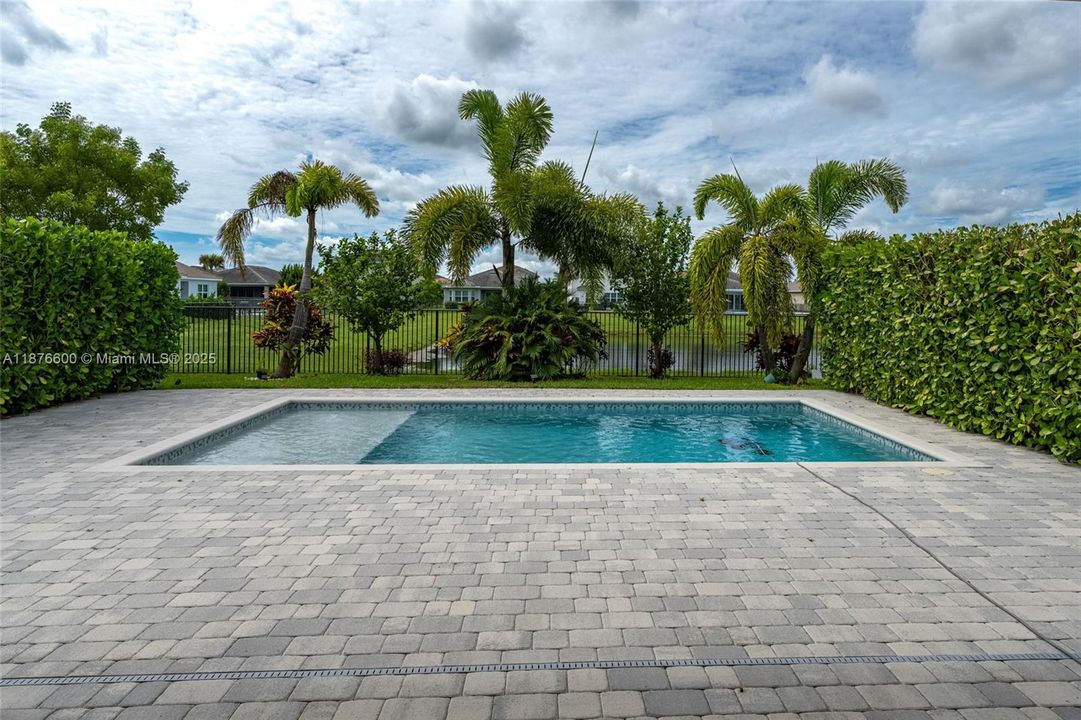 合同活跃: $645,000 (3 贝兹, 2 浴室, 1920 平方英尺)