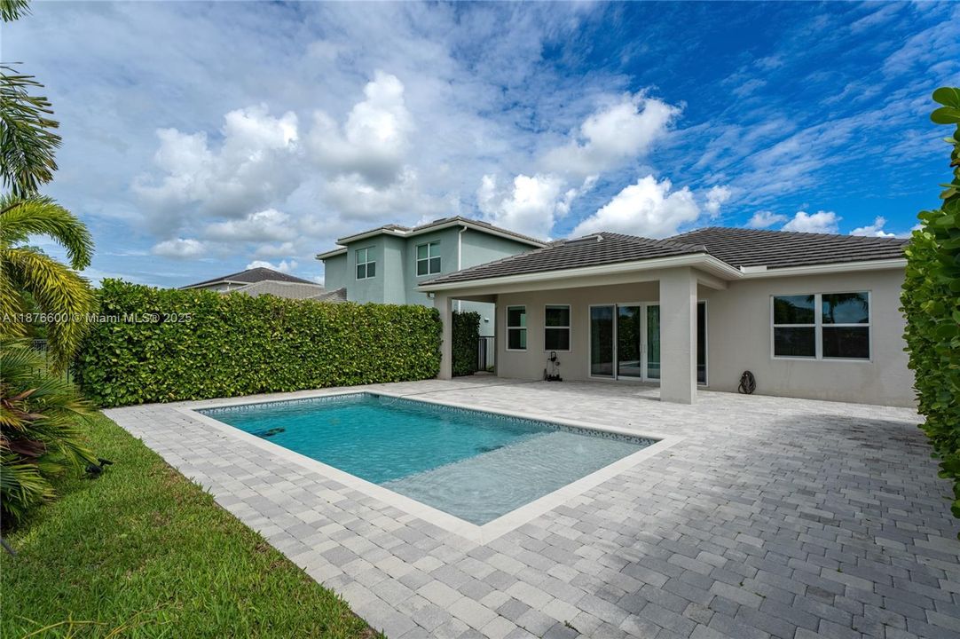 合同活跃: $645,000 (3 贝兹, 2 浴室, 1920 平方英尺)