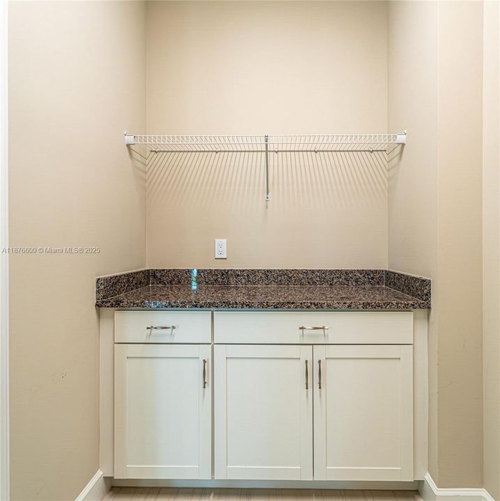 合同活跃: $645,000 (3 贝兹, 2 浴室, 1920 平方英尺)