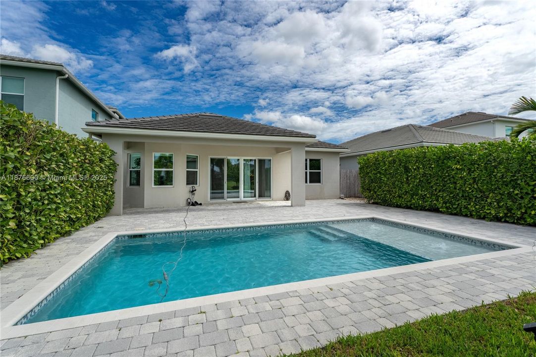 合同活跃: $645,000 (3 贝兹, 2 浴室, 1920 平方英尺)