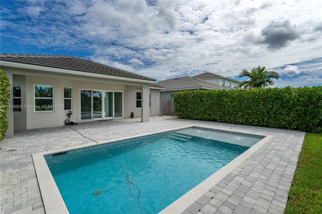 合同活跃: $645,000 (3 贝兹, 2 浴室, 1920 平方英尺)