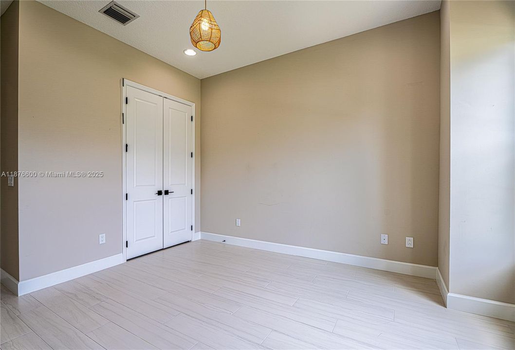 合同活跃: $645,000 (3 贝兹, 2 浴室, 1920 平方英尺)