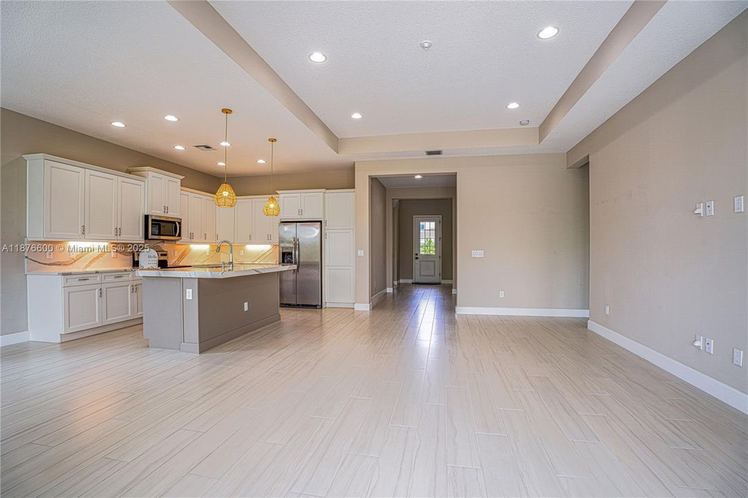 合同活跃: $645,000 (3 贝兹, 2 浴室, 1920 平方英尺)