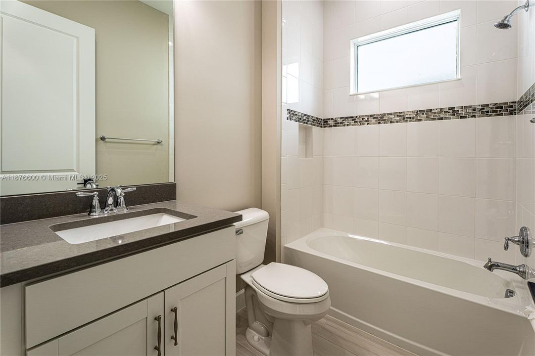 合同活跃: $645,000 (3 贝兹, 2 浴室, 1920 平方英尺)