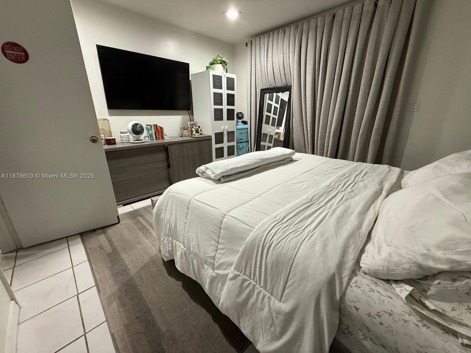 For Sale: $265,000 (2 beds, 1 baths, 1019 Square Feet)