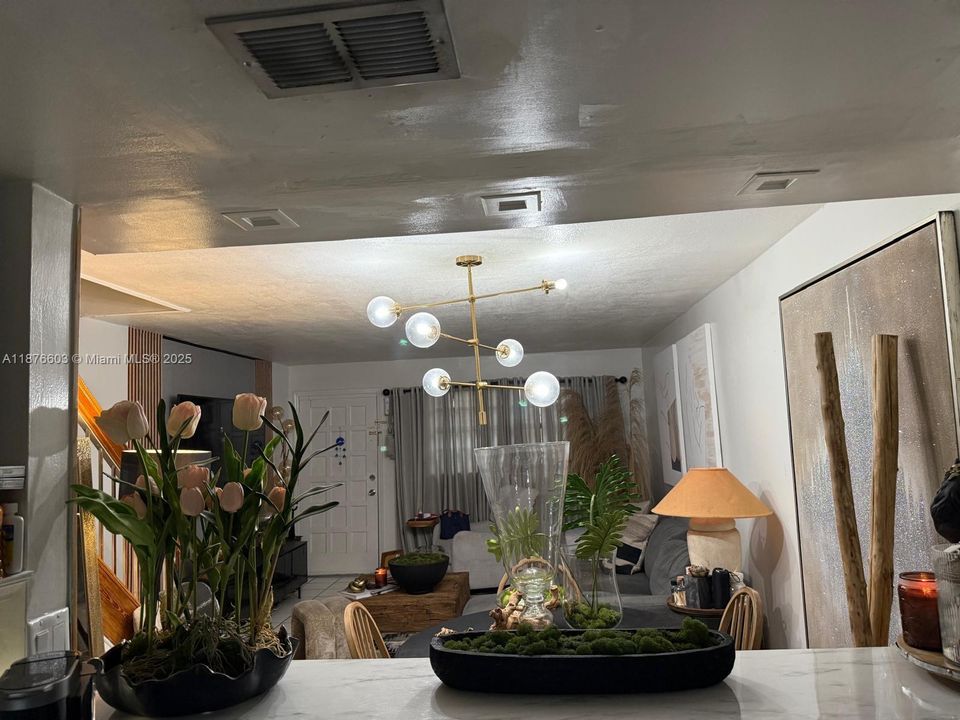 For Sale: $265,000 (2 beds, 1 baths, 1019 Square Feet)