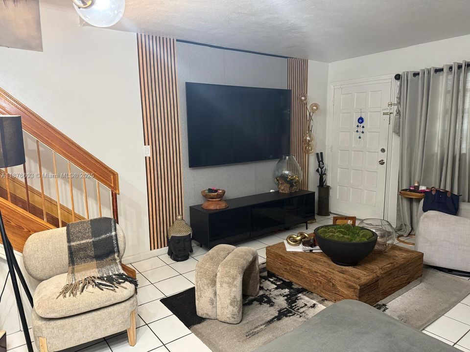 For Sale: $265,000 (2 beds, 1 baths, 1019 Square Feet)