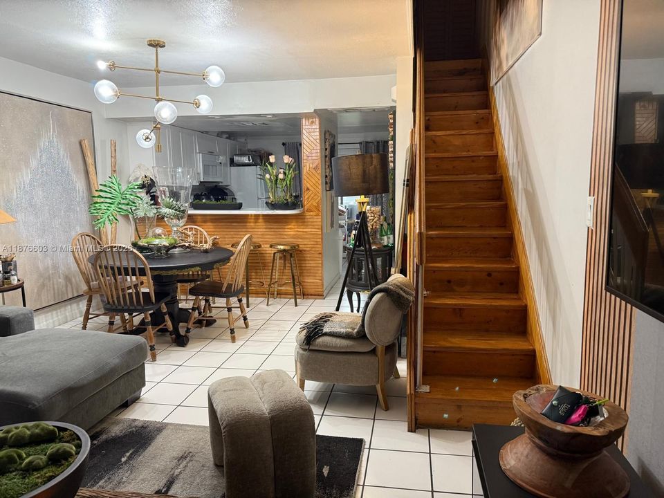 For Sale: $265,000 (2 beds, 1 baths, 1019 Square Feet)