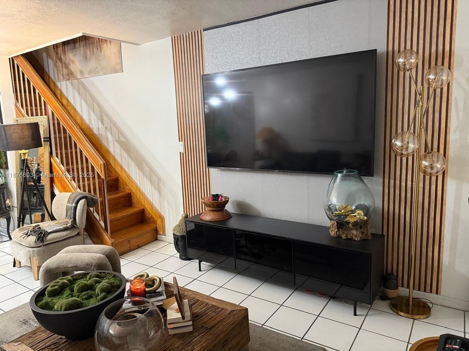 For Sale: $265,000 (2 beds, 1 baths, 1019 Square Feet)