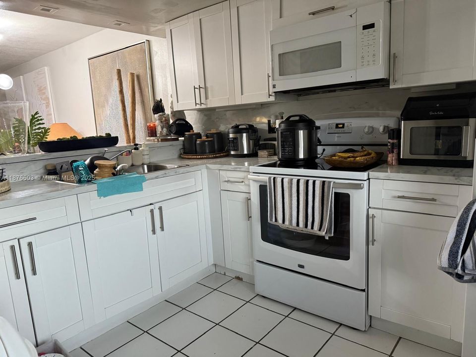 For Sale: $265,000 (2 beds, 1 baths, 1019 Square Feet)