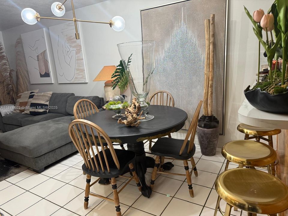 For Sale: $265,000 (2 beds, 1 baths, 1019 Square Feet)