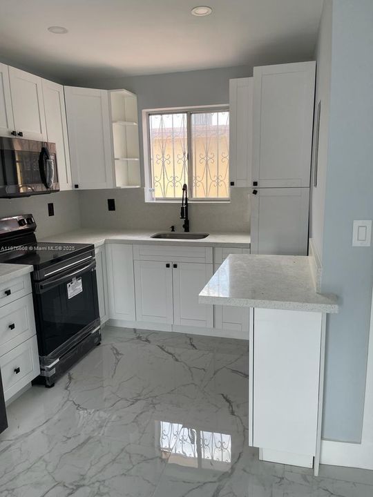 Под контрактом: $245,000 (2 спален, 1 ванн, 648 Квадратных фут)