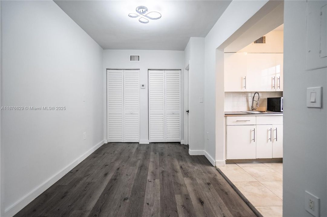 Под контрактом: $1,895 (0 спален, 1 ванн, 525 Квадратных фут)