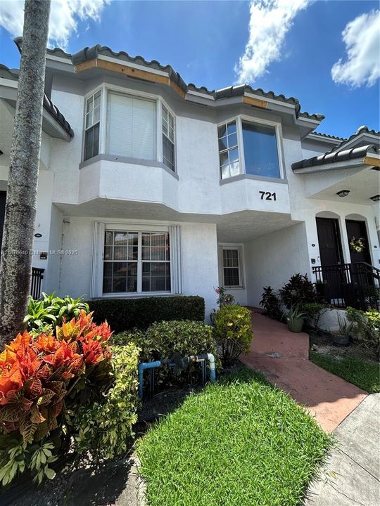 合同活跃: $295,000 (2 贝兹, 2 浴室, 1064 平方英尺)