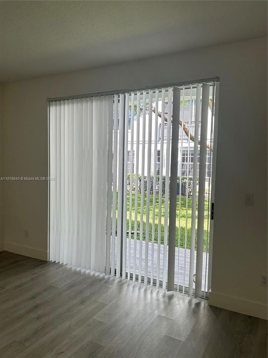 合同活跃: $295,000 (2 贝兹, 2 浴室, 1064 平方英尺)