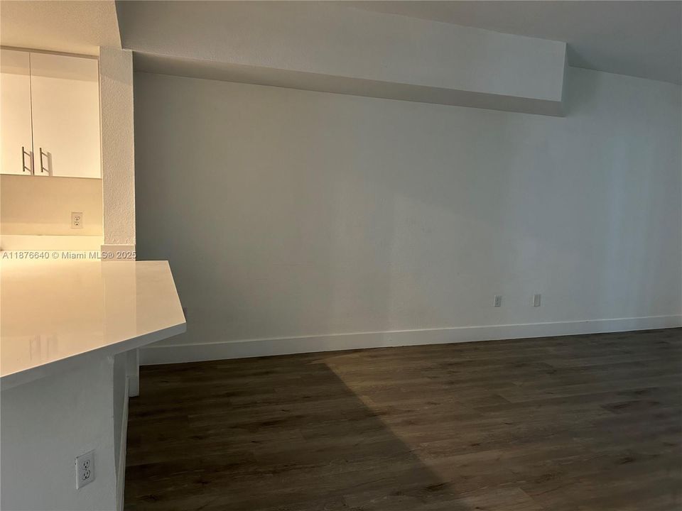 合同活跃: $295,000 (2 贝兹, 2 浴室, 1064 平方英尺)