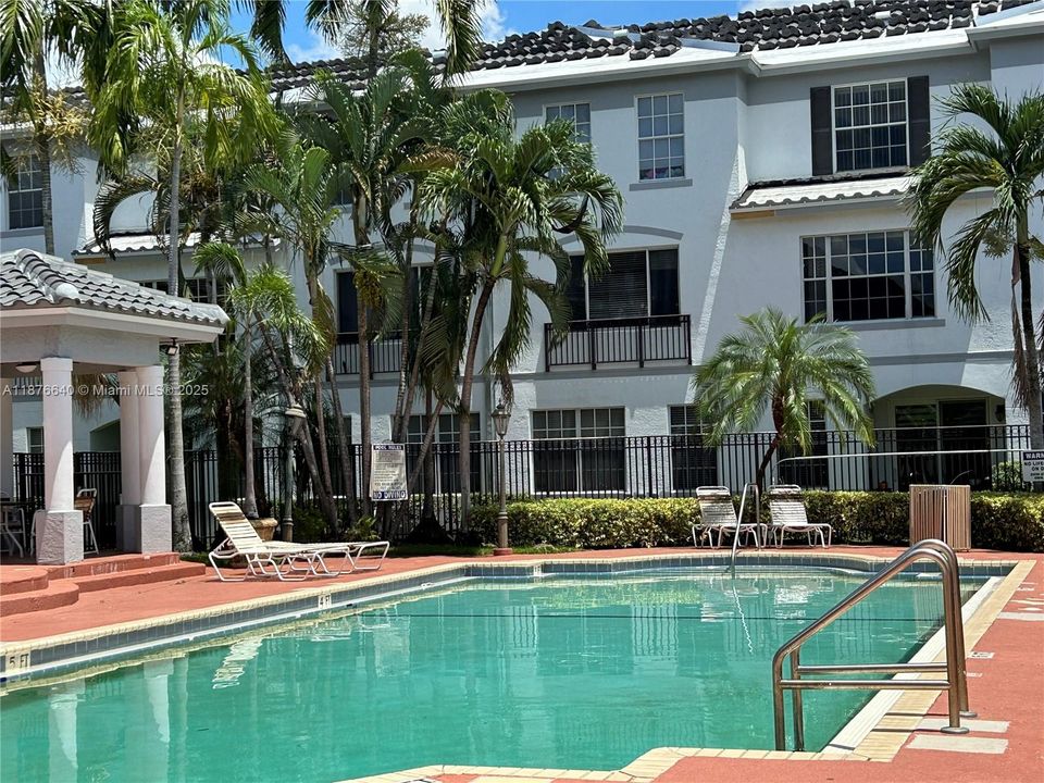 合同活跃: $295,000 (2 贝兹, 2 浴室, 1064 平方英尺)