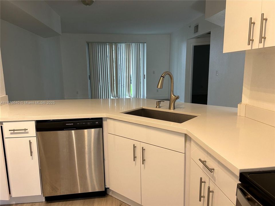 合同活跃: $295,000 (2 贝兹, 2 浴室, 1064 平方英尺)