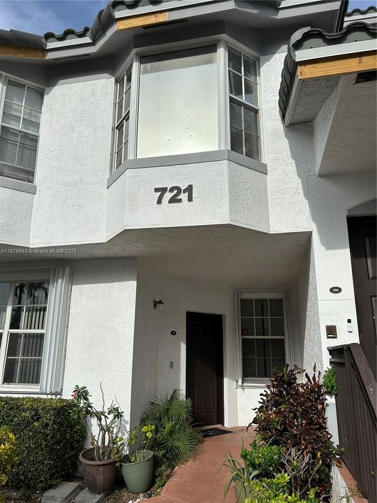 合同活跃: $295,000 (2 贝兹, 2 浴室, 1064 平方英尺)