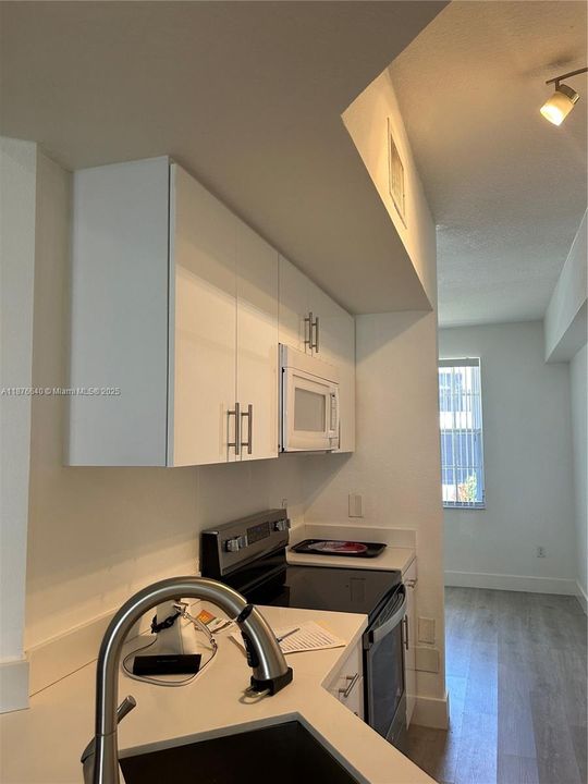 合同活跃: $295,000 (2 贝兹, 2 浴室, 1064 平方英尺)