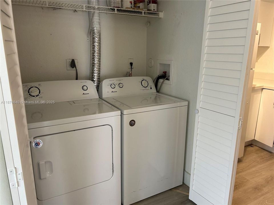 合同活跃: $295,000 (2 贝兹, 2 浴室, 1064 平方英尺)