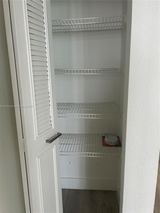 合同活跃: $295,000 (2 贝兹, 2 浴室, 1064 平方英尺)