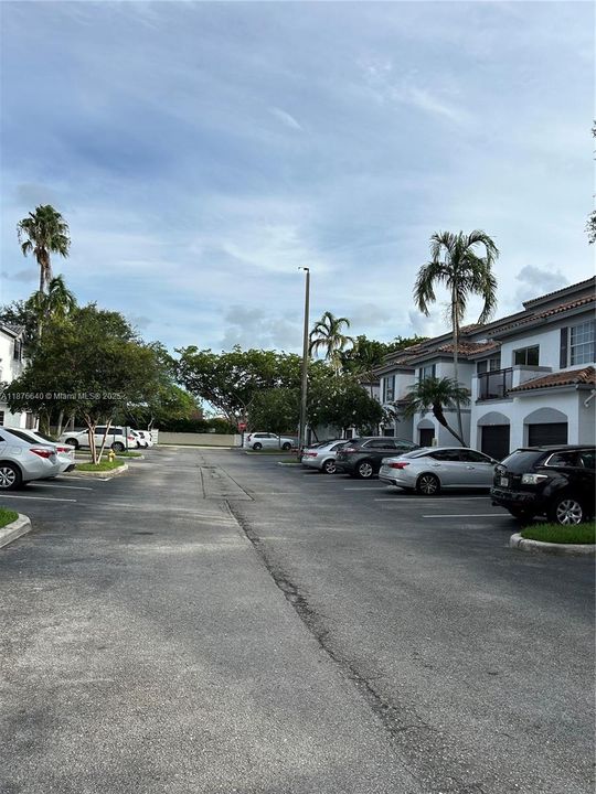 合同活跃: $295,000 (2 贝兹, 2 浴室, 1064 平方英尺)