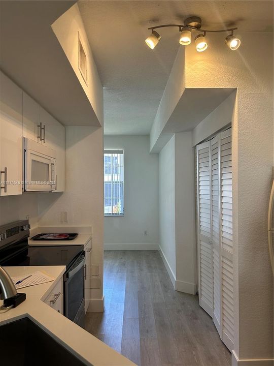 合同活跃: $295,000 (2 贝兹, 2 浴室, 1064 平方英尺)