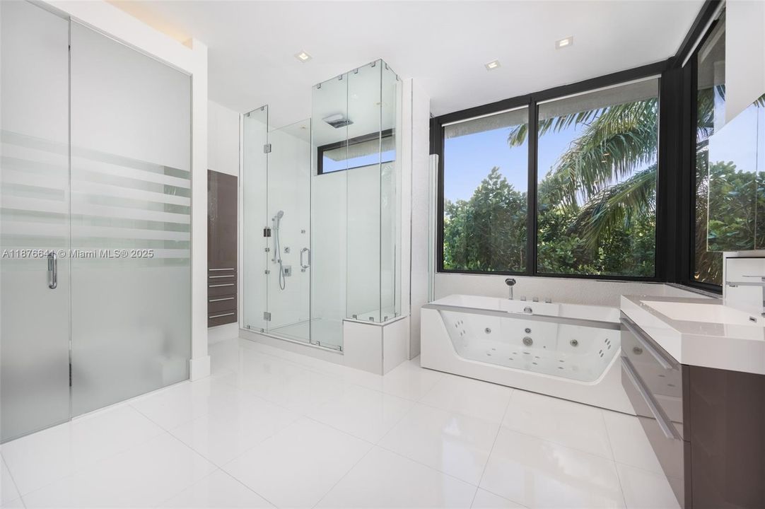 En Venta: $4,900,000 (5 camas, 5 baños, 4241 Pies cuadrados)