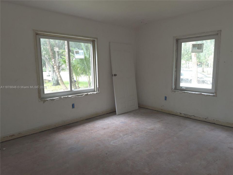 合同活跃: $1,395,000 (3 贝兹, 2 浴室, 2494 平方英尺)