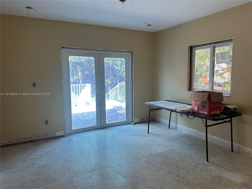 合同活跃: $1,395,000 (3 贝兹, 2 浴室, 2494 平方英尺)