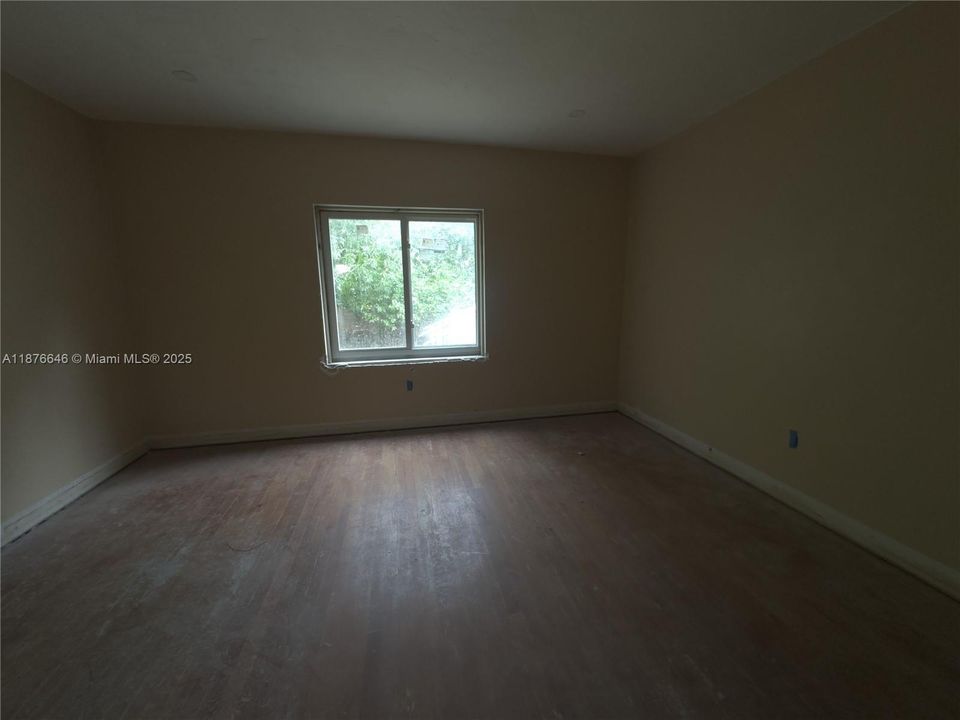 合同活跃: $1,395,000 (3 贝兹, 2 浴室, 2494 平方英尺)