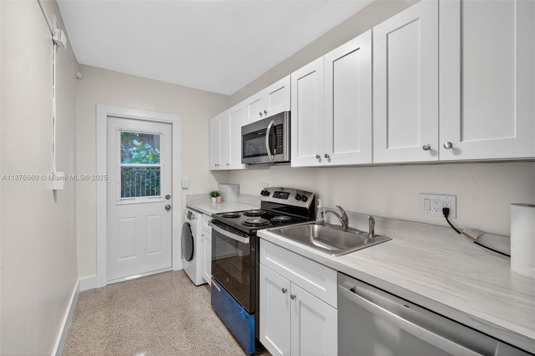 合同活跃: $2,495 (1 贝兹, 1 浴室, 554 平方英尺)