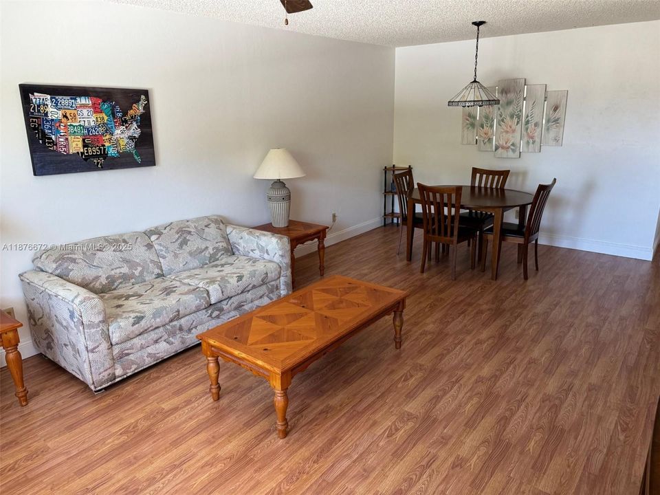 En Venta: $117,500 (2 camas, 2 baños, 974 Pies cuadrados)