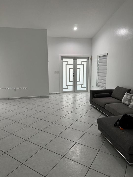 Activo con contrato: $4,000 (4 camas, 2 baños, 2308 Pies cuadrados)