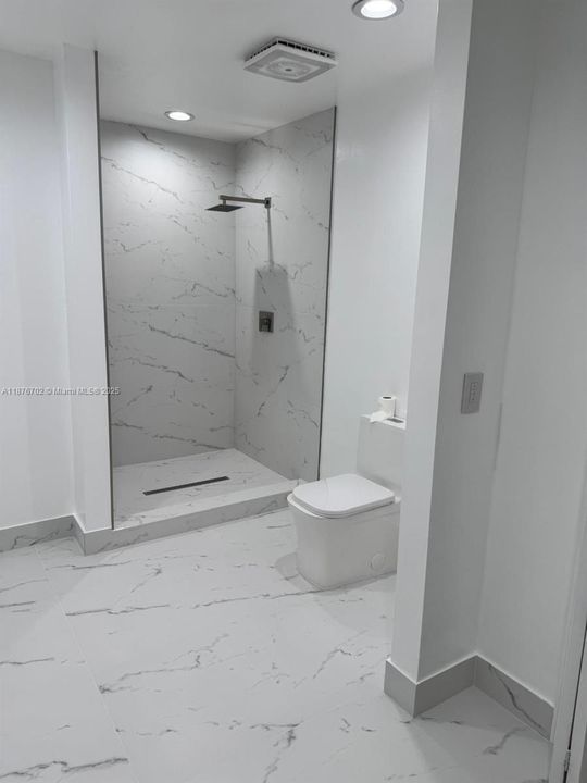 Activo con contrato: $4,000 (4 camas, 2 baños, 2308 Pies cuadrados)