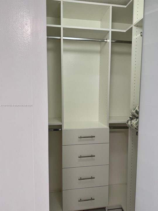 Activo con contrato: $4,000 (4 camas, 2 baños, 2308 Pies cuadrados)