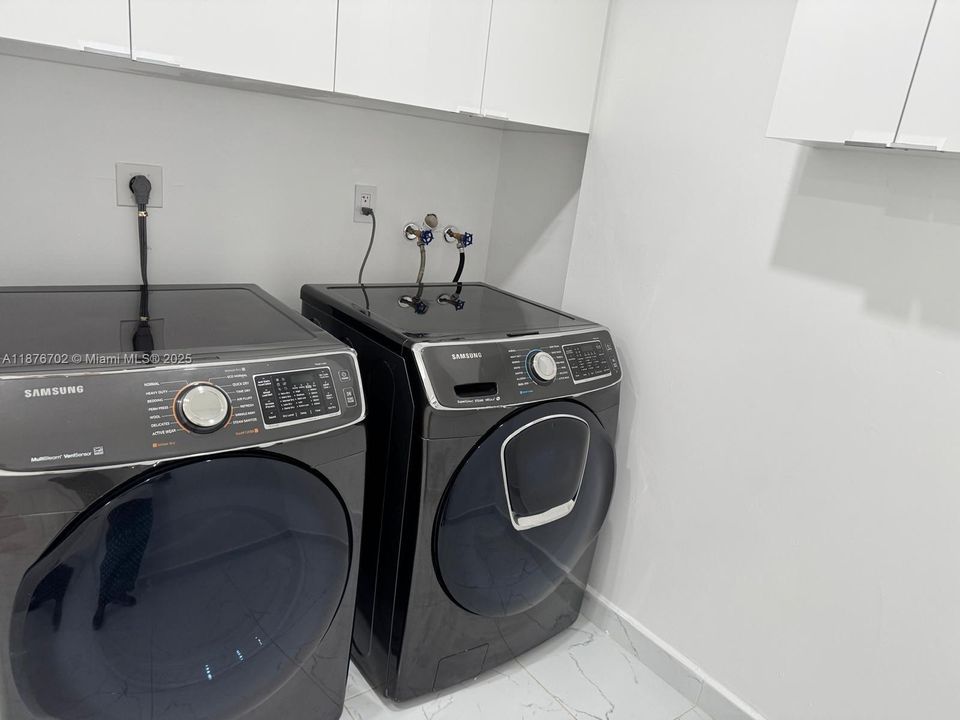 Activo con contrato: $4,000 (4 camas, 2 baños, 2308 Pies cuadrados)