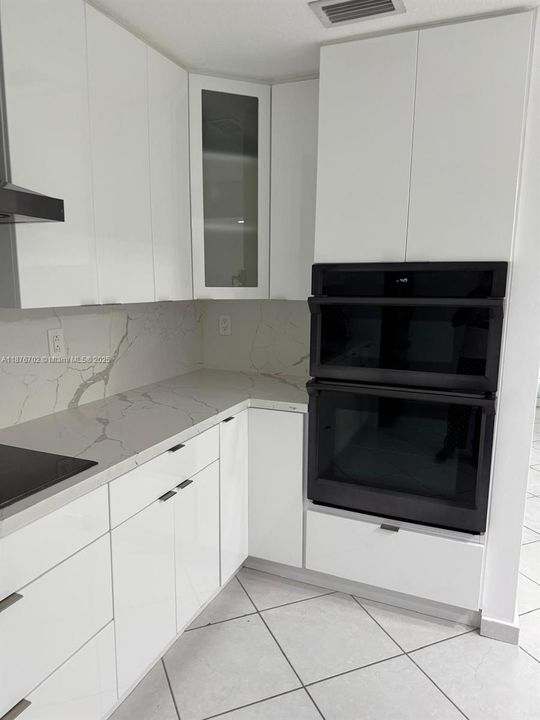 Activo con contrato: $4,000 (4 camas, 2 baños, 2308 Pies cuadrados)