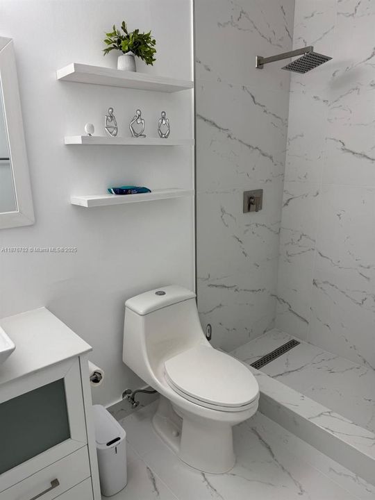 Activo con contrato: $4,000 (4 camas, 2 baños, 2308 Pies cuadrados)