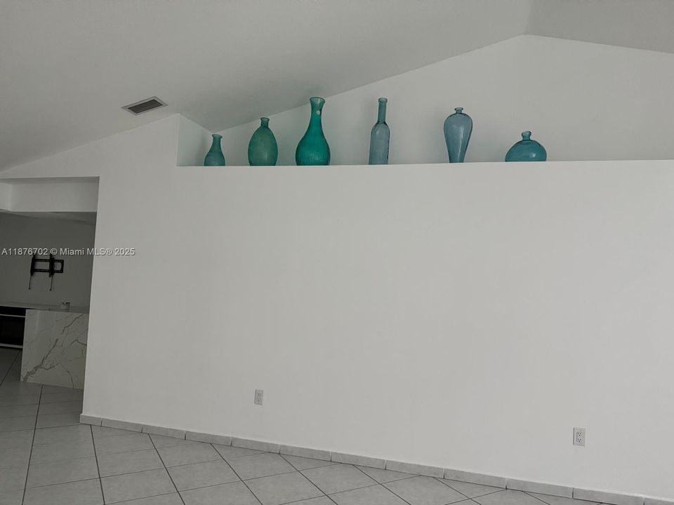 Activo con contrato: $4,000 (4 camas, 2 baños, 2308 Pies cuadrados)